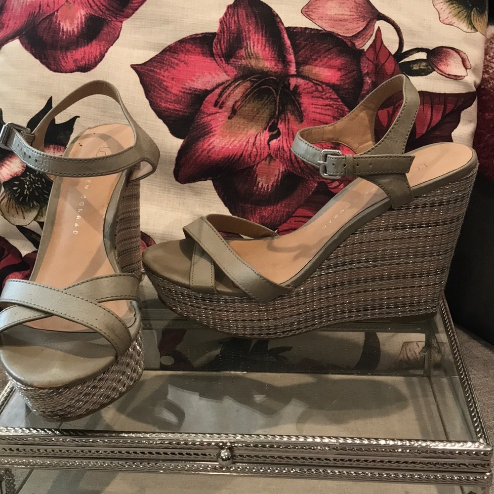 Metallic rattan beige wedge sandals